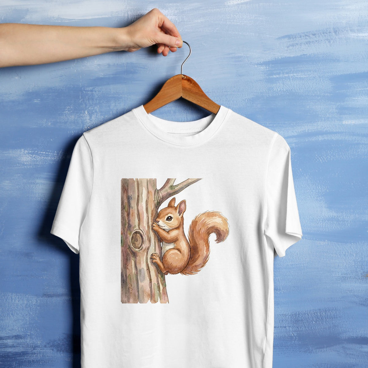 Bügelbild: Eichhörnchen am Baumstamm inkl. Anleitung – auf weißem T-Shirt