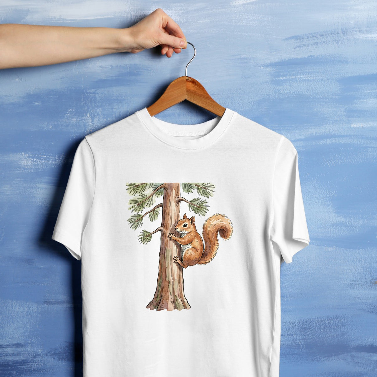 Bügelbild: Eichhörnchen am Kiefernstamm inkl. Anleitung – auf weißem T-Shirt