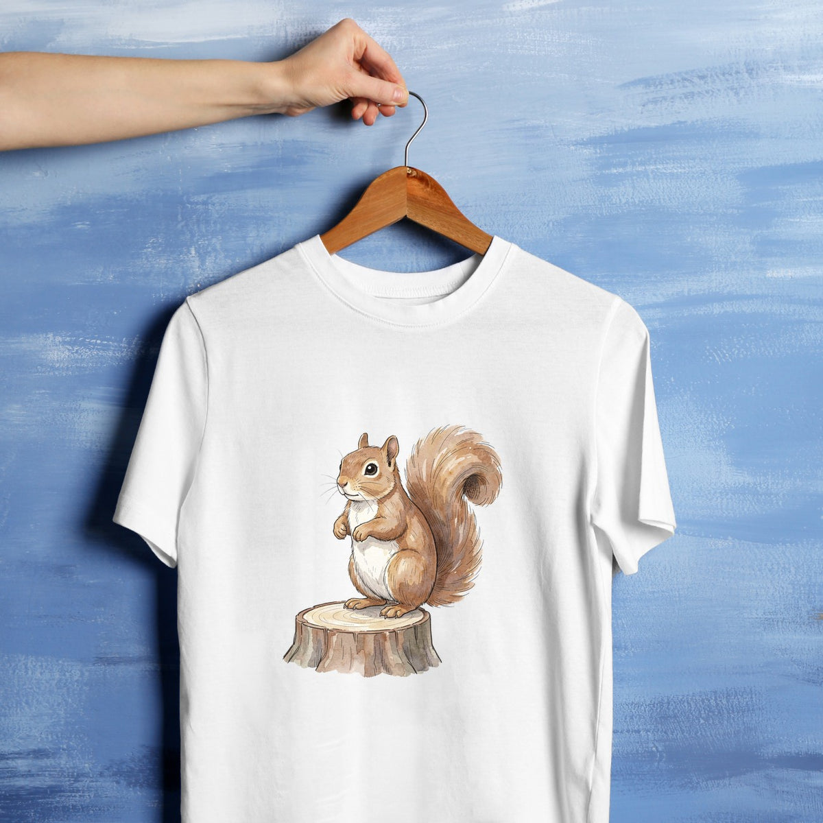 Bügelbild: Eichhörnchen auf Baumstumpf inkl. Anleitung – auf weißem T-Shirt