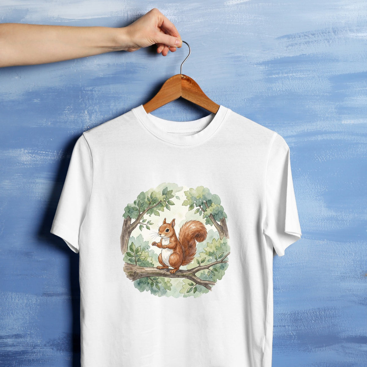 Bügelbild: Eichhörnchen auf Baumzweig inkl. Anleitung – auf weißem T-Shirt