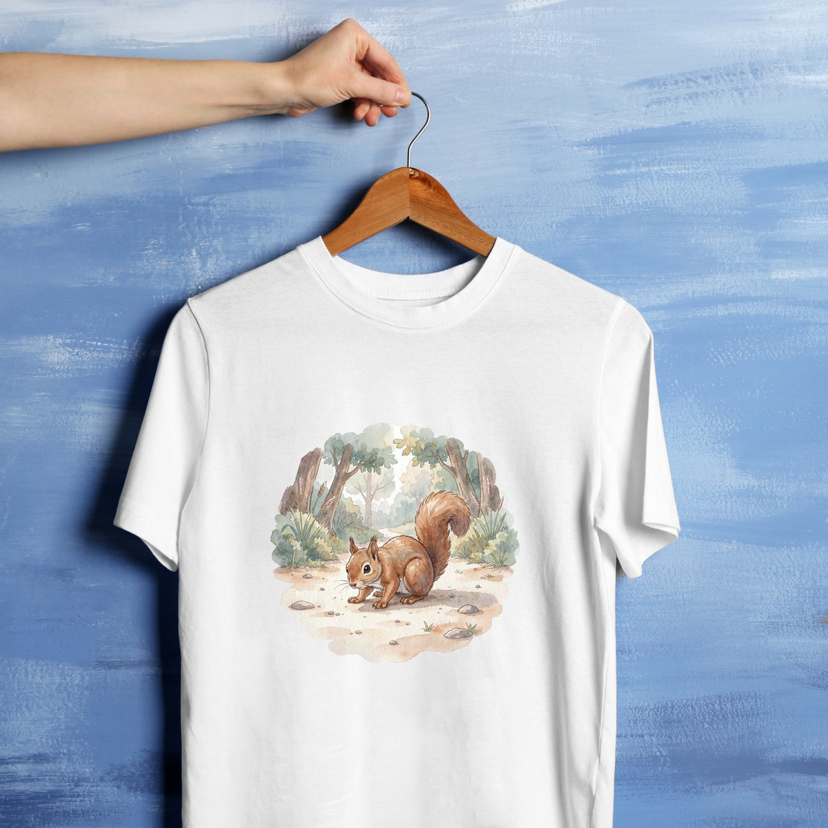 Bügelbild: Eichhörnchen auf Pfad inkl. Anleitung – auf weißem T-Shirt