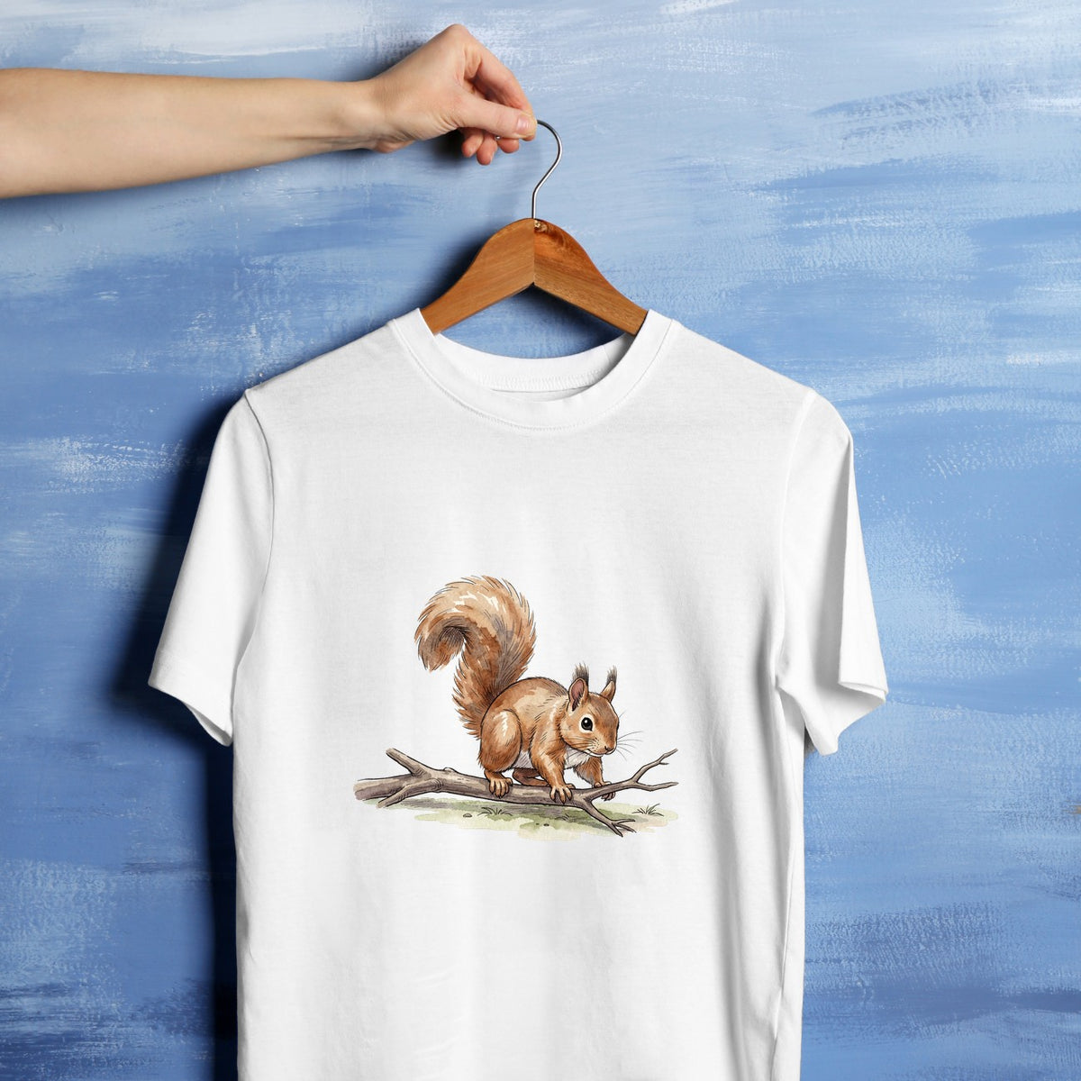 Bügelbild: Eichhörnchen balanciert auf Ast inkl. Anleitung – auf weißem T-Shirt