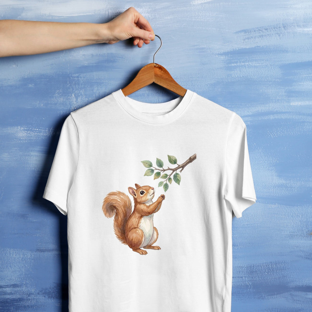 Bügelbild: Eichhörnchen beim Naschen inkl. Anleitung – auf weißem T-Shirt