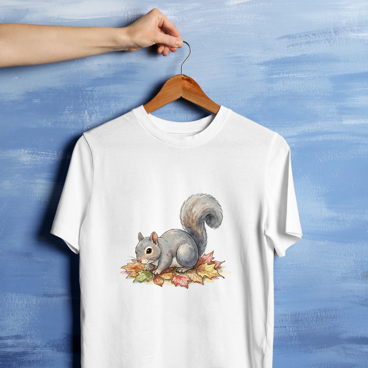 Bügelbild: Eichhörnchen im Herbstlaub inkl. Anleitung – auf weißem T-Shirt