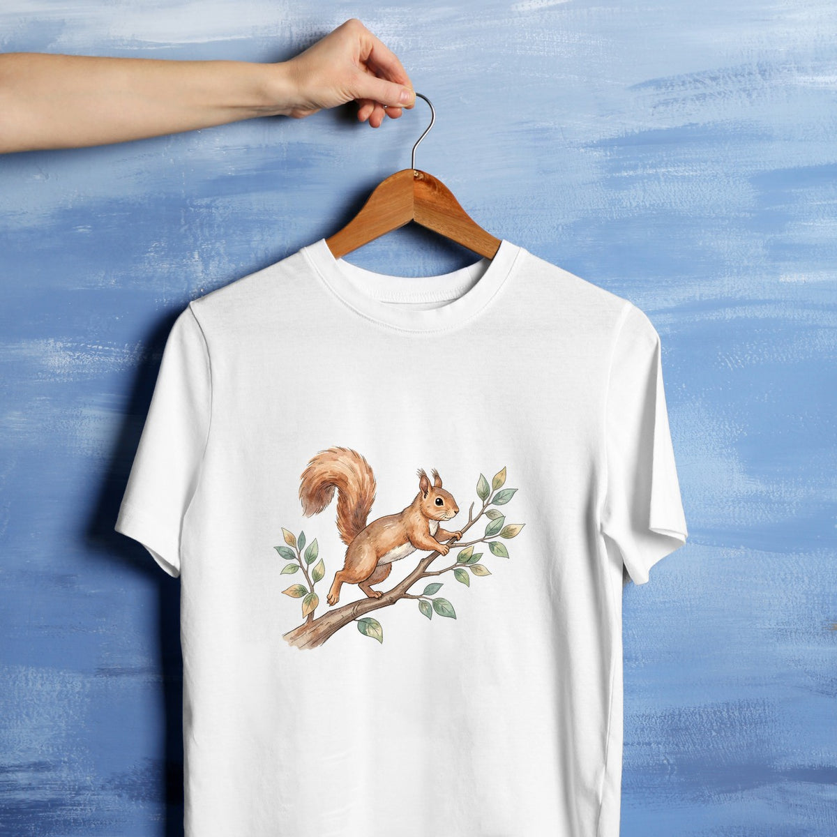Bügelbild: Eichhörnchen klettert im Baum inkl. Anleitung – auf weißem T-Shirt