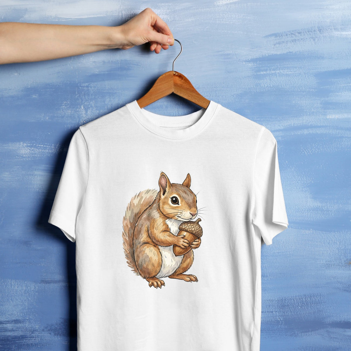 Bügelbild: Eichhörnchen mit Eichel inkl. Anleitung – auf weißem T-Shirt