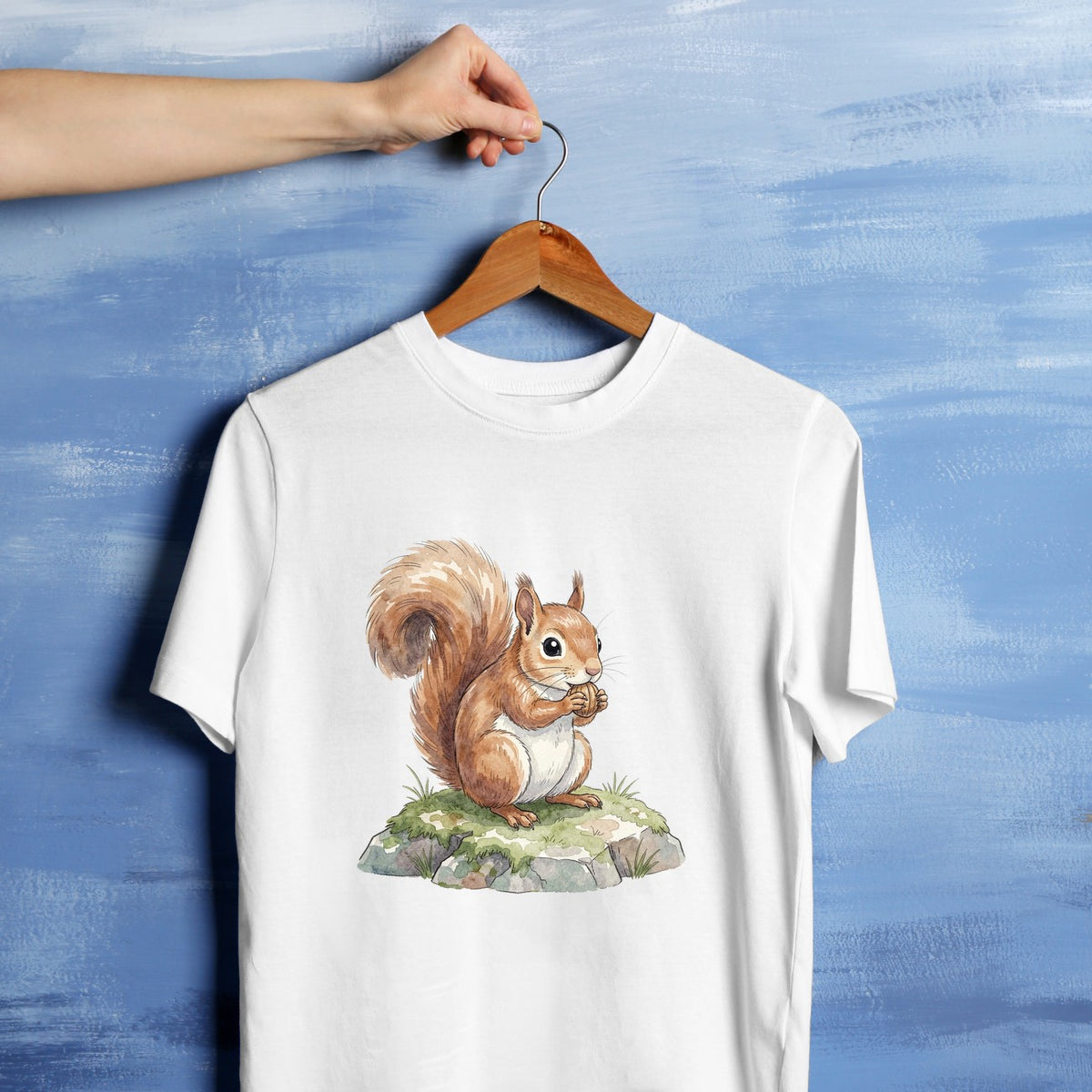 Bügelbild: Eichhörnchen mit Nuss in den Pfoten inkl. Anleitung – auf weißem T-Shirt