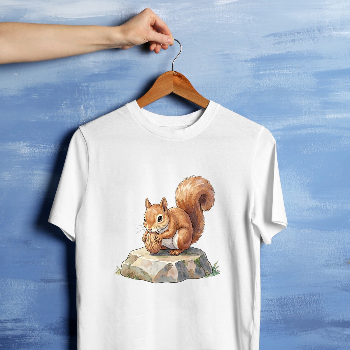 Bügelbild: Eichhörnchen mit Walnuss auf Stein inkl. Anleitung – auf weißem T-Shirt