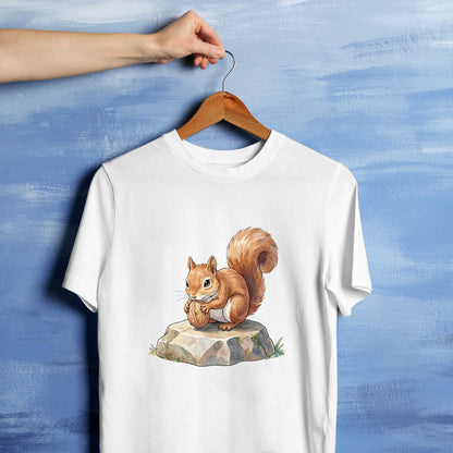 Bügelbild: Eichhörnchen mit Walnuss auf Stein inkl. Anleitung – auf weißem T-Shirt