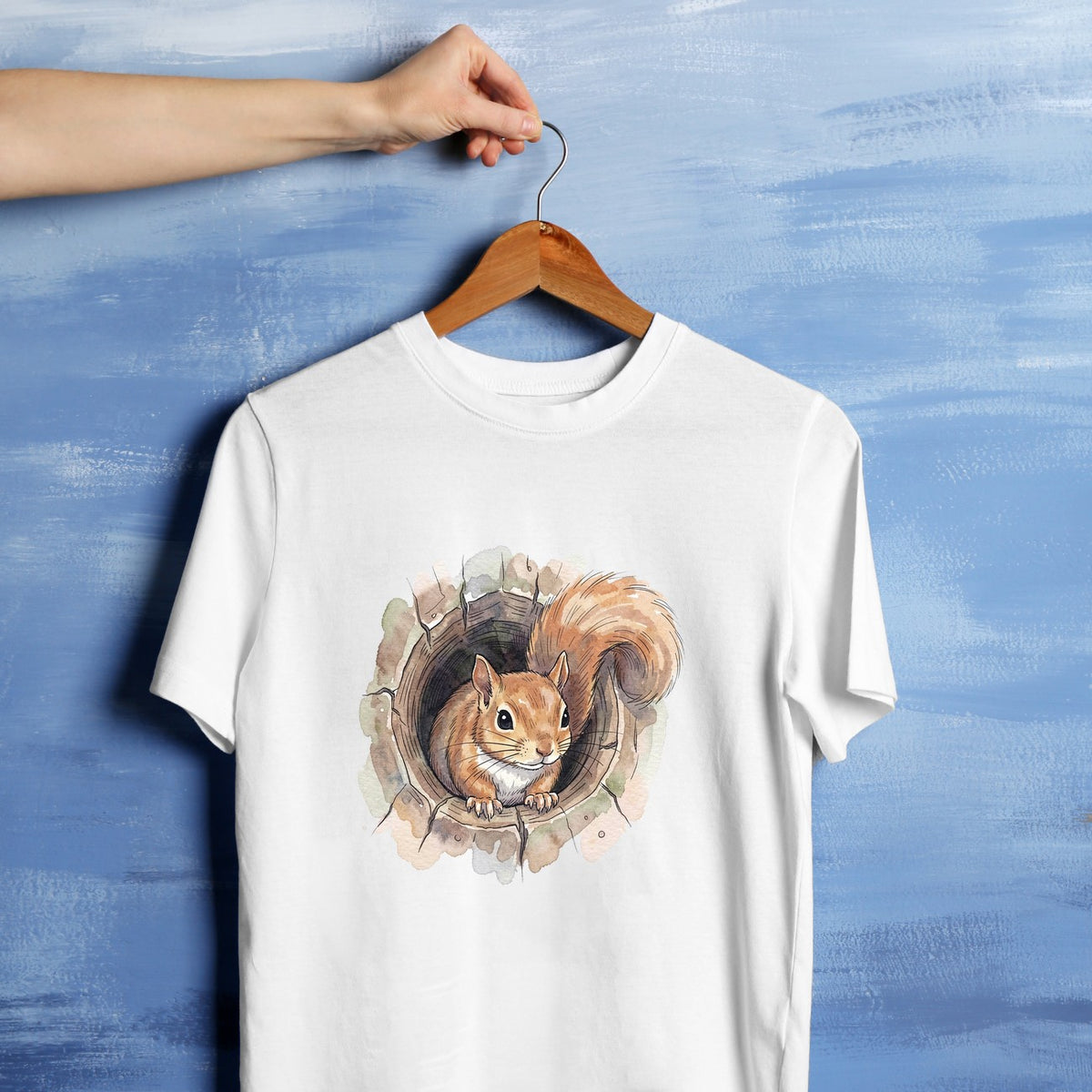 Bügelbild: Eichhörnchen schaut aus dem Baumstumpf inkl. Anleitung – auf weißem T-Shirt