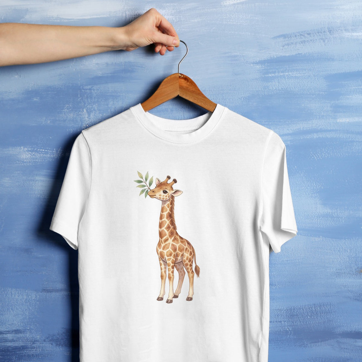 Bügelbild: Giraffe mit Blatt im Maul inkl. Anleitung – auf weißem T-Shirt