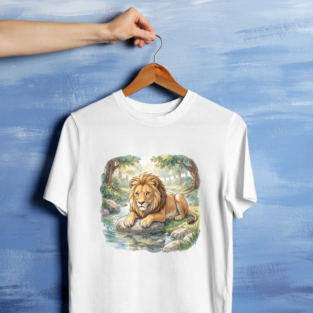 Bügelbild: Löwe am Bachlauf inkl. Anleitung – auf weißem T-Shirt