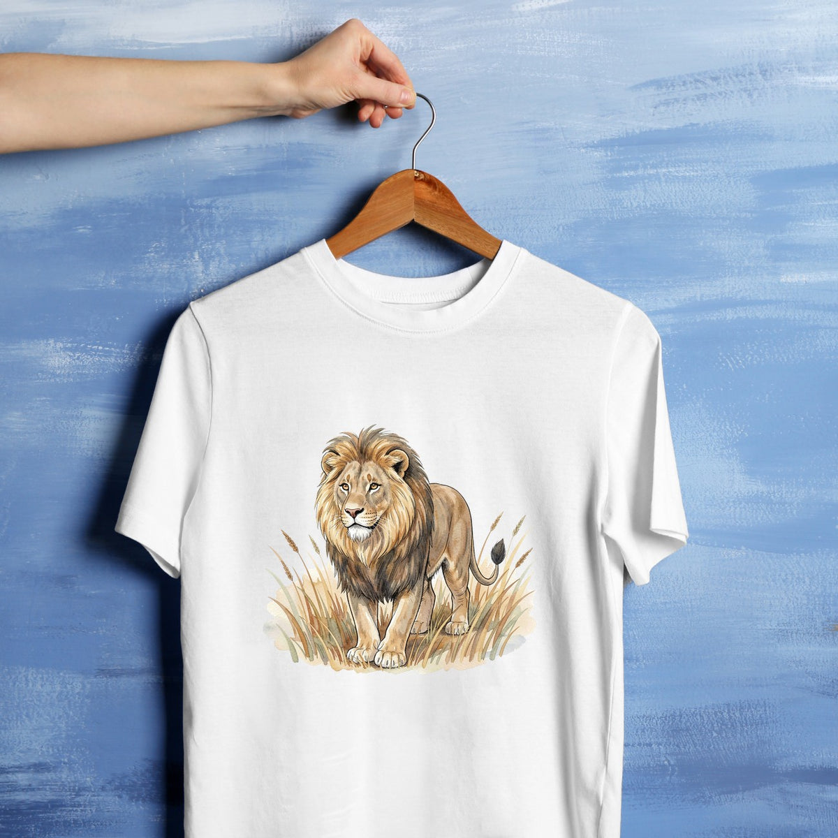 Bügelbild: Löwe im Savannengras inkl. Anleitung – auf weißem T-Shirt