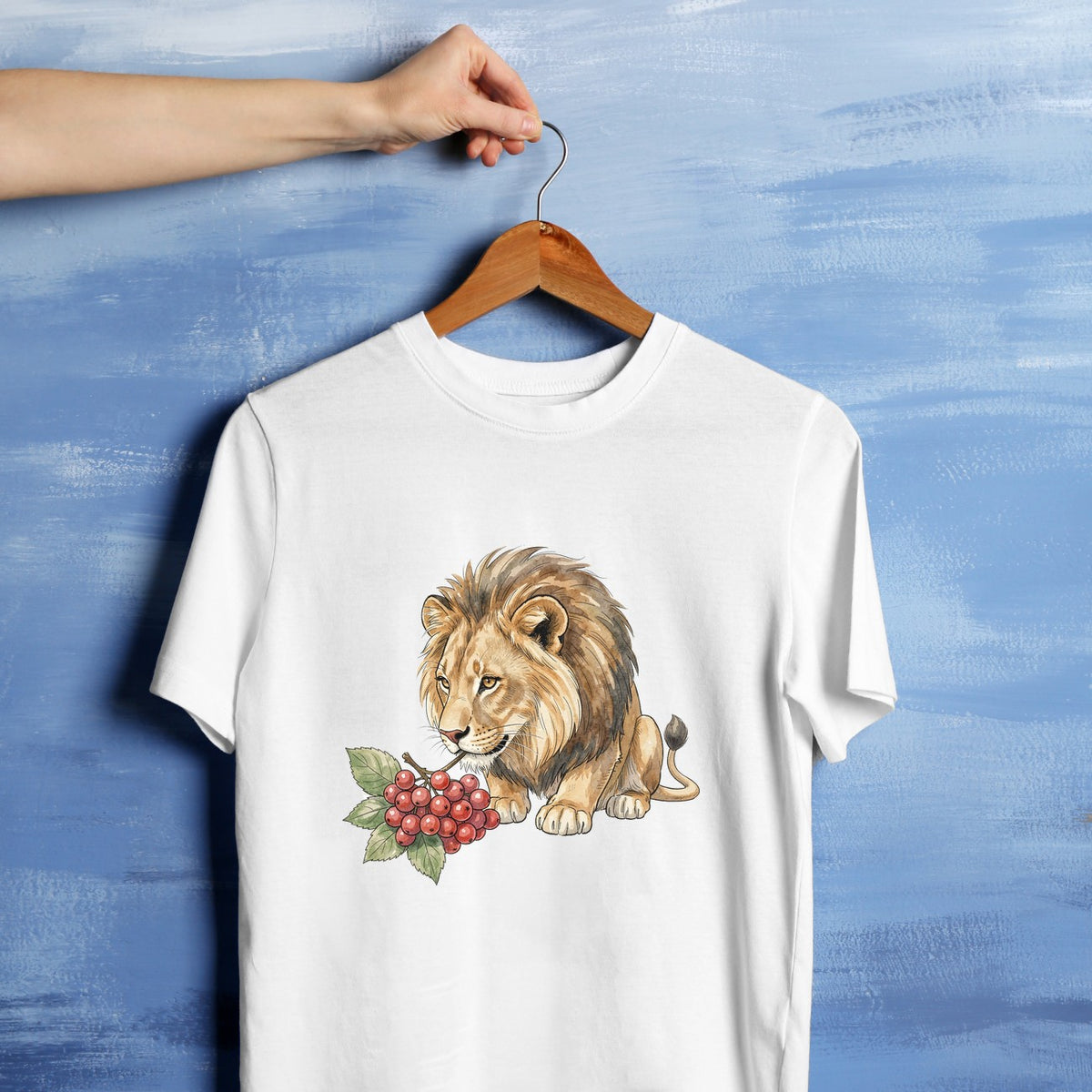 Bügelbild: Löwe mit roter Beerentraube inkl. Anleitung – auf weißem T-Shirt