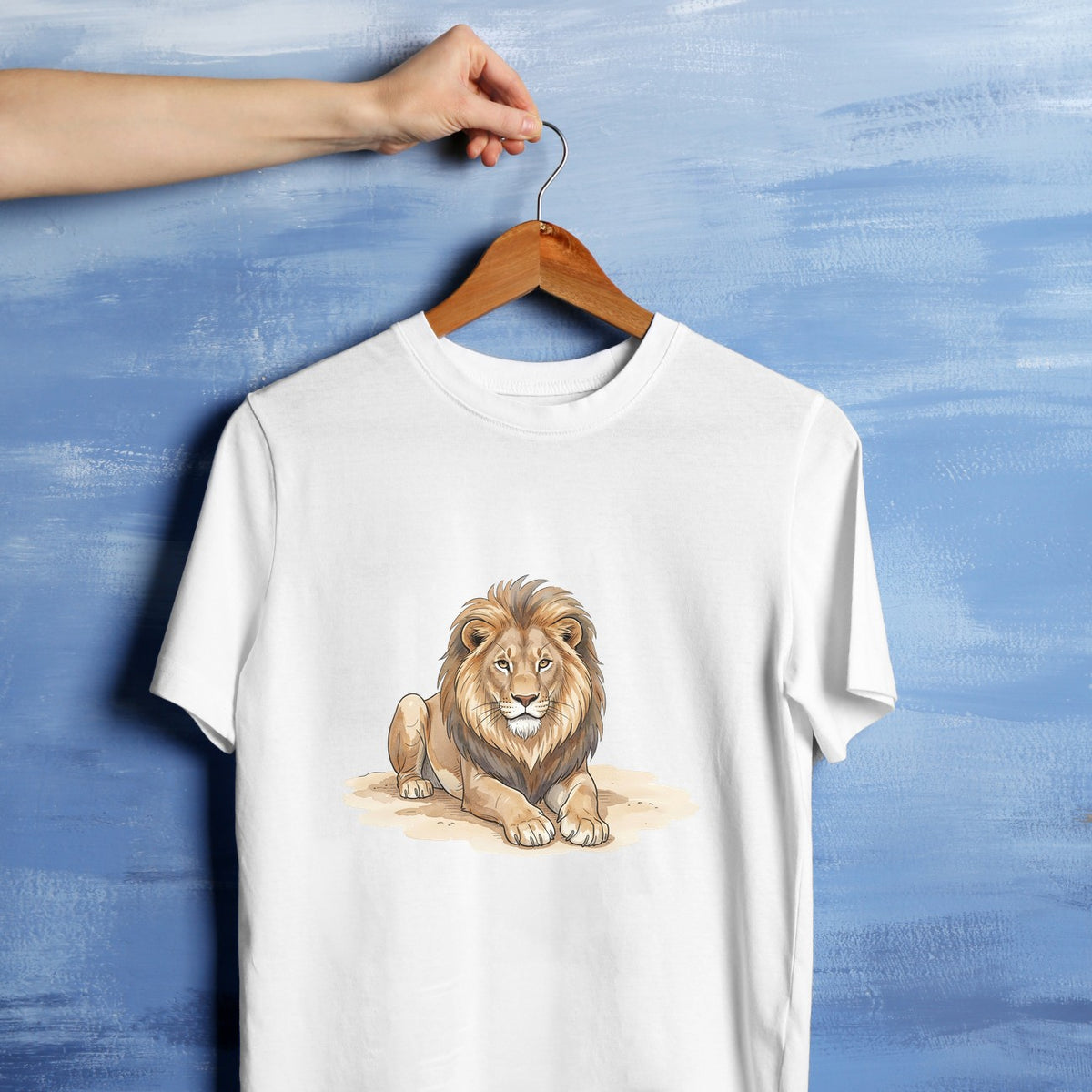 Bügelbild: Löwe ruht auf Sand inkl. Anleitung – auf weißem T-Shirt