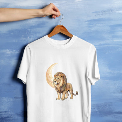 Bügelbild: Löwe vor goldener Mondsichel inkl. Anleitung – auf weißem T-Shirt