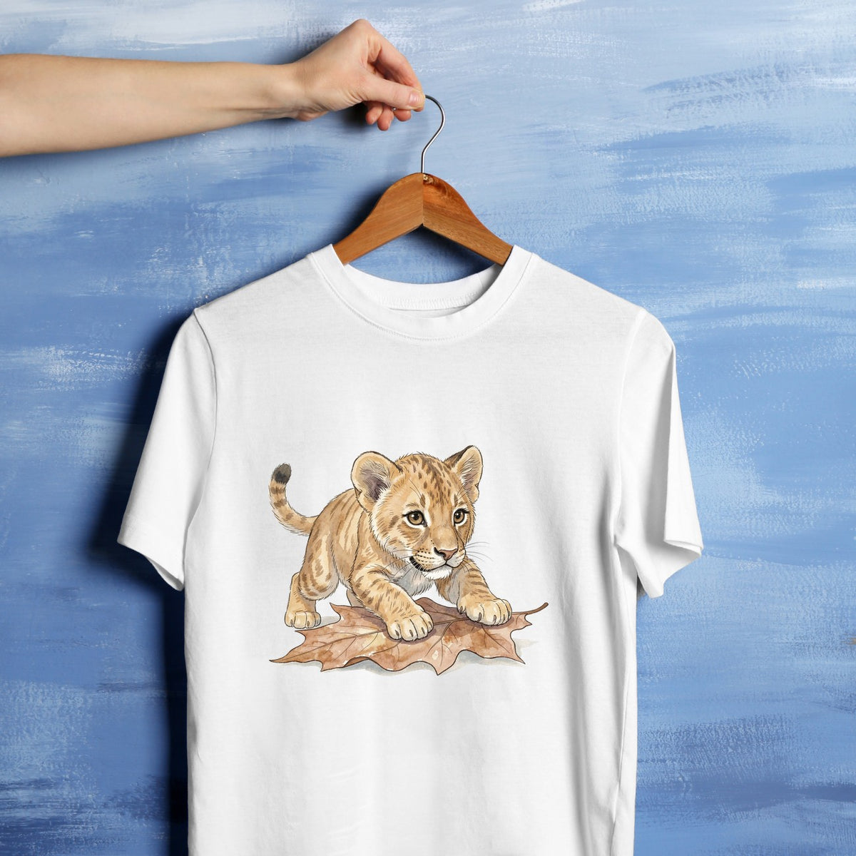 Bügelbild: Löwenbaby auf Herbstblatt inkl. Anleitung – auf weißem T-Shirt