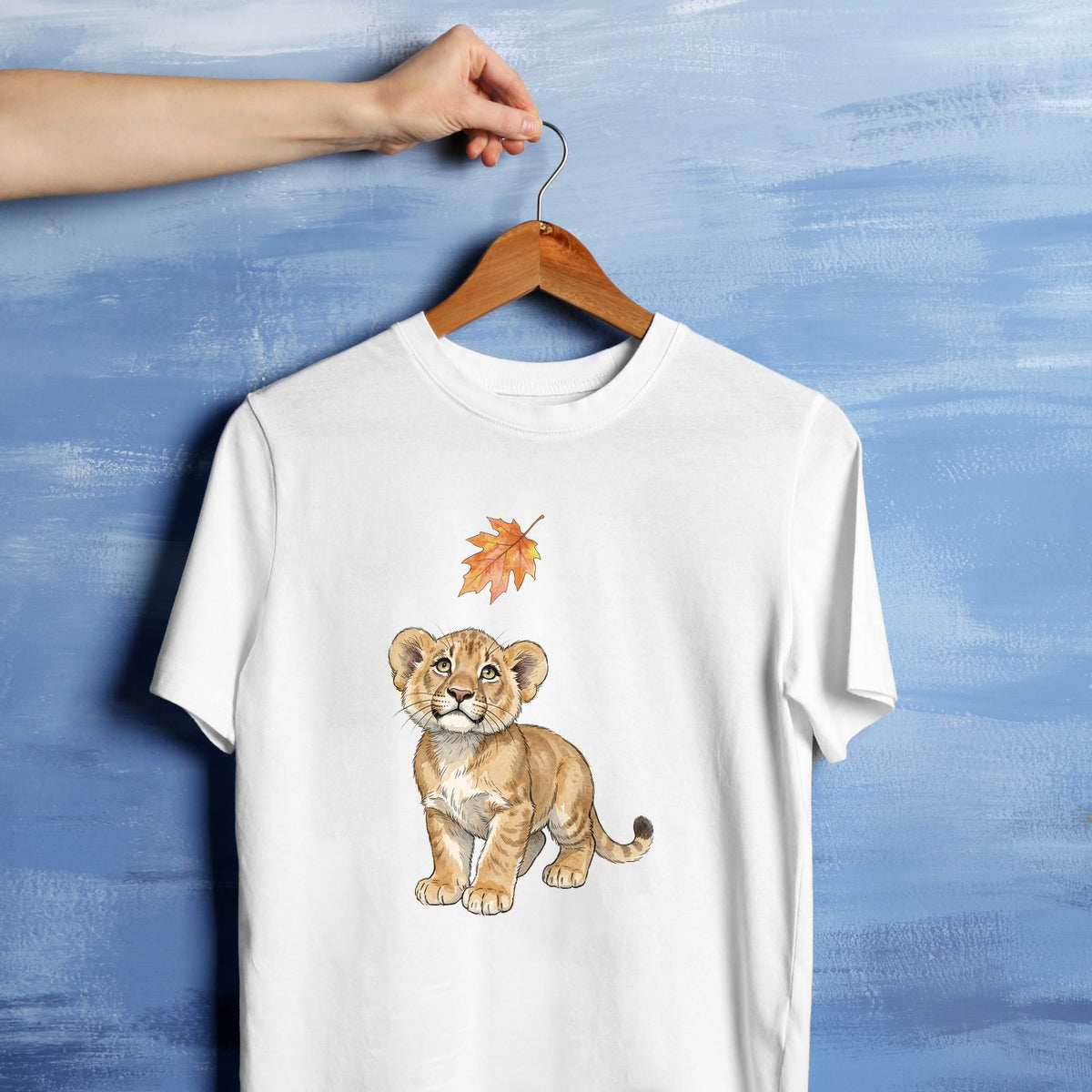 Bügelbild: Löwenbaby mit Ahornblatt inkl. Anleitung – auf weißem T-Shirt