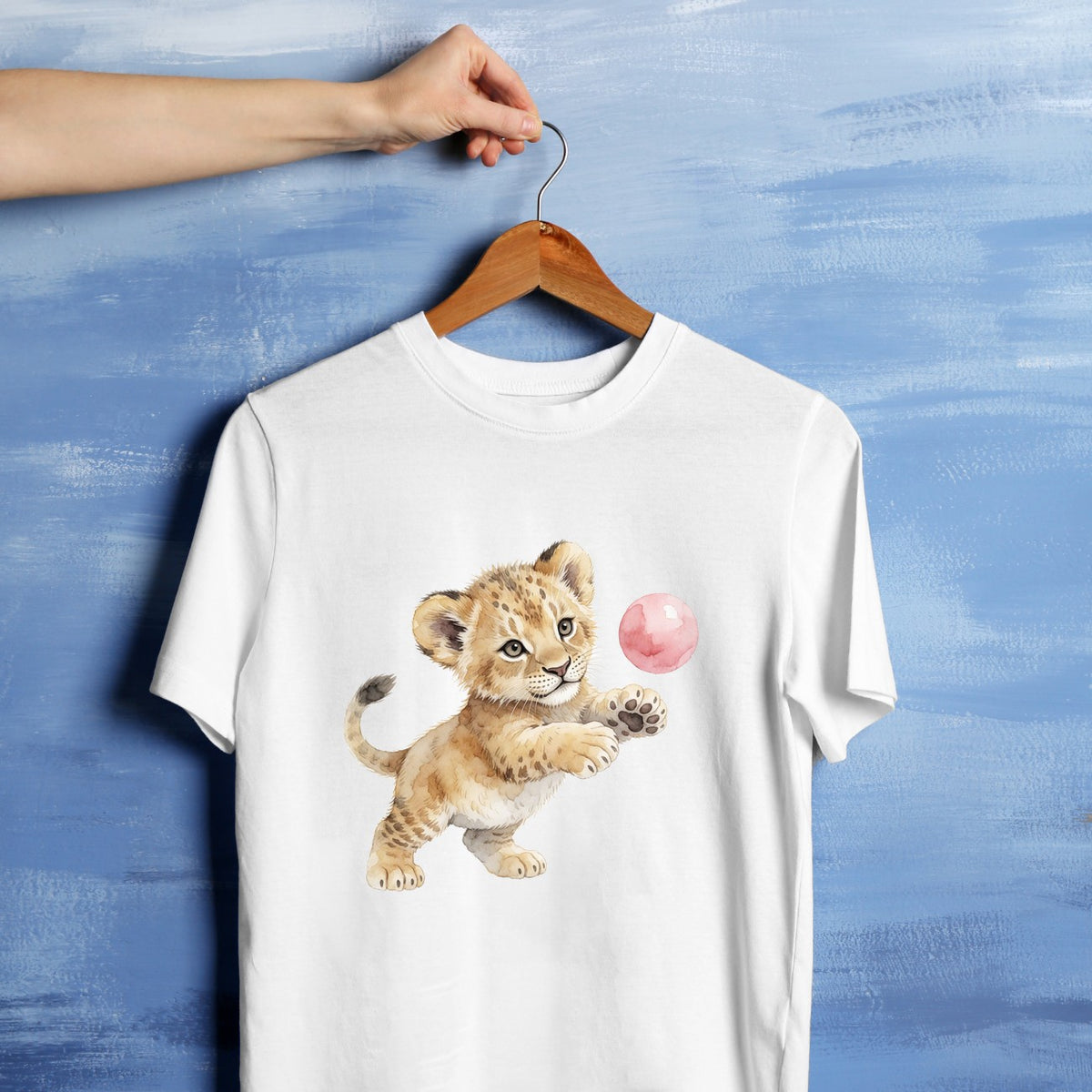 Bügelbild: Löwenbaby mit Ball inkl. Anleitung – auf weißem T-Shirt