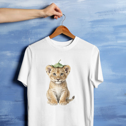 Bügelbild: Löwenbaby mit Blatt inkl. Anleitung – auf weißem T-Shirt