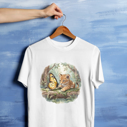 Bügelbild: Löwenbaby mit Schmetterling inkl. Anleitung – auf weißem T-Shirt