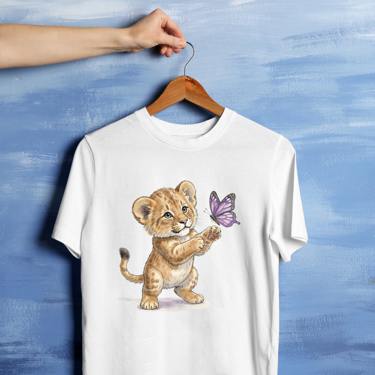 Bügelbild: Löwenbaby streckt Pfote aus inkl. Anleitung – auf weißem T-Shirt