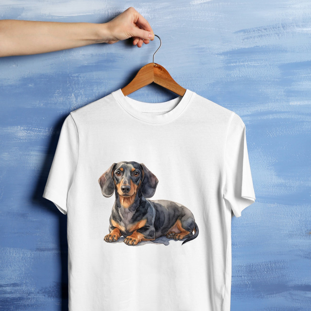Bügelbild: Schwarzbrauner Dackel im Liegen inkl. Anleitung – auf weißem T-Shirt