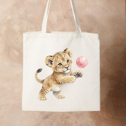 Bügelbild: Löwenbaby mit Ball inkl. Anleitung – auf Stofftasche